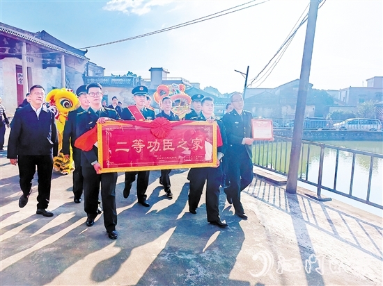 臺(tái)山全面開(kāi)展“立功送喜報(bào)、懸掛光榮牌”活動(dòng)。