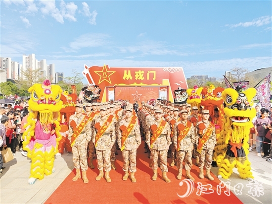 鶴山入伍新兵展現(xiàn)良好精神風(fēng)貌。