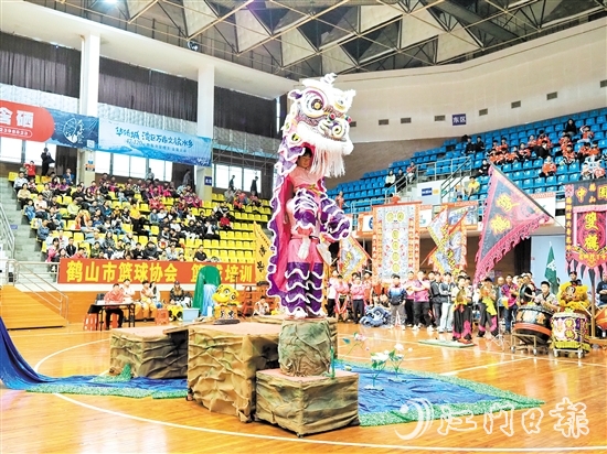 比賽中，各隊伍發(fā)揮創(chuàng)意，擺設(shè)青陣。