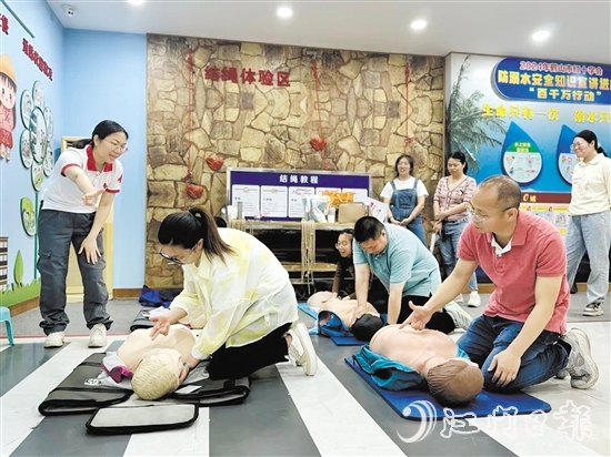 培訓(xùn)中，學(xué)員們積極參與，全身心投入模擬演練。