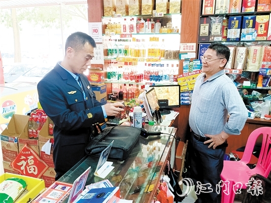 針對(duì)轄區(qū)商超、煙酒店，恩平市煙草專賣局積極開(kāi)展“法治體檢”，重點(diǎn)檢查價(jià)簽規(guī)范、禁售標(biāo)識(shí)等常見(jiàn)問(wèn)題。