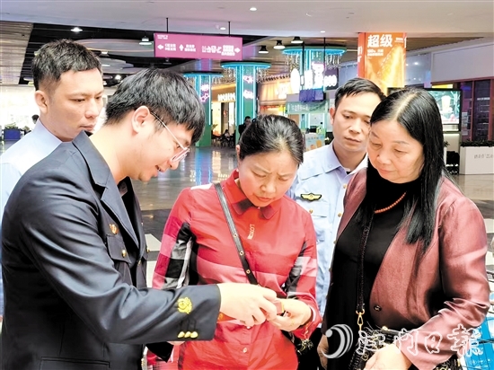 恩平市煙草專賣局以“共筑滿意消費(fèi)，建設(shè)誠(chéng)信煙草”為主題，開(kāi)展多元普法宣傳。