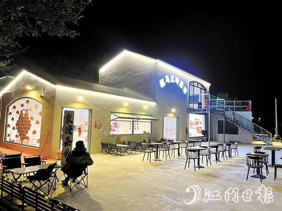 歇馬江畔集市由村集體廢舊物業(yè)改建而成，成為村中的“打卡點(diǎn)”。