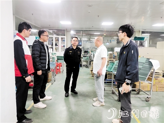 恩平市應(yīng)急管理局工作人員到企業(yè)開展“平安夜訪”。