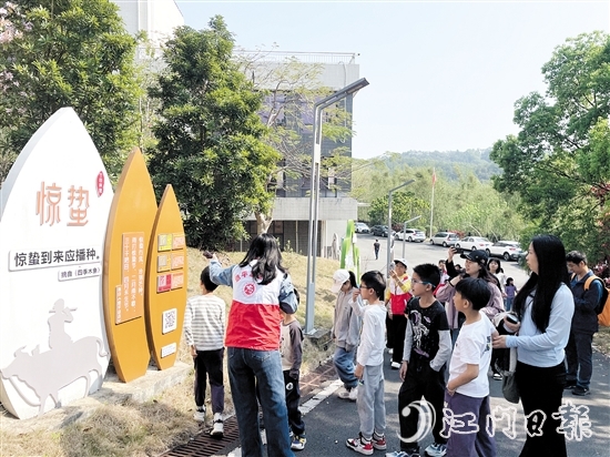 同學(xué)們通過圖文了解節(jié)氣知識。