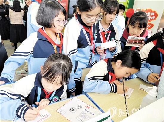 學生們在明信片上寫上對好友、父母、老師想說的話。