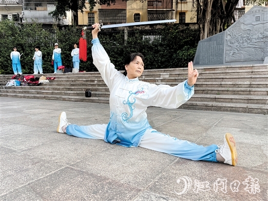 岑優(yōu)嫦現(xiàn)場(chǎng)展示太極技藝，輕松完成一字馬動(dòng)作。