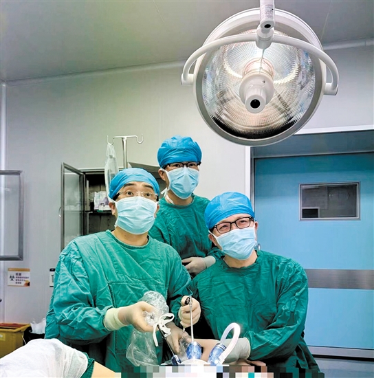 黃暉（左一）擔(dān)任主刀施行腔鏡下乳腺癌手術(shù)。