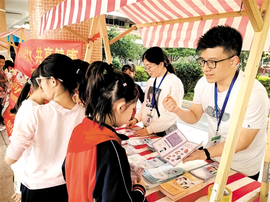 江門市疾控中心工作人員走進(jìn)校園，科普體重管理知識(shí)。