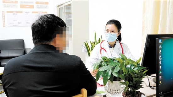 首批來(lái)診群眾進(jìn)行診療體驗(yàn)。