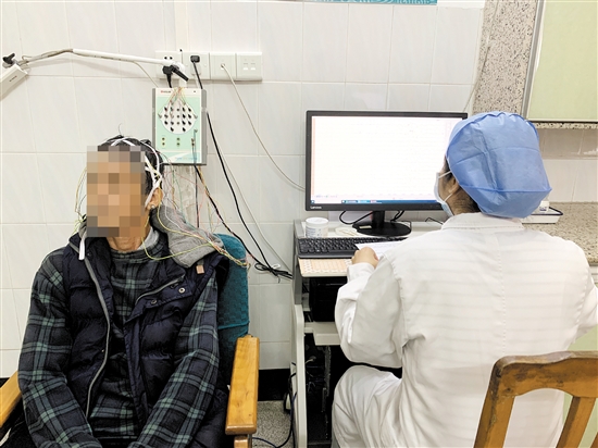 醫(yī)生為患者進行長程視頻腦電圖檢測。