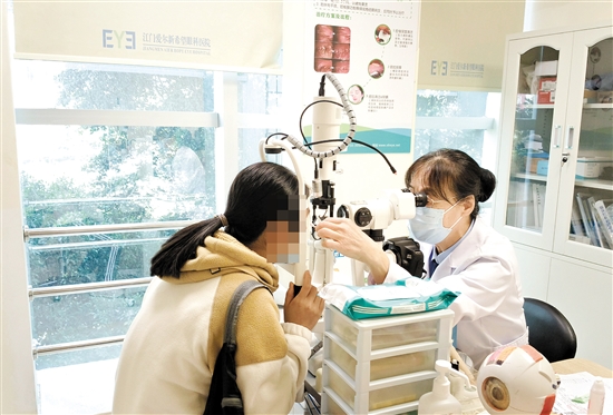 醫(yī)生為患者檢查眼睛。