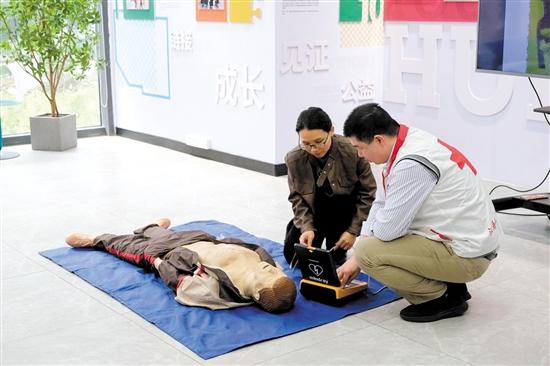 學(xué)員在講師的指導(dǎo)下學(xué)習(xí)心肺復(fù)蘇和AED操作。