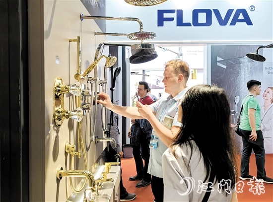 在第135屆廣交會(huì)上，水口水暖衛(wèi)浴產(chǎn)品吸引眾多國(guó)內(nèi)外客商前來參觀、洽談。