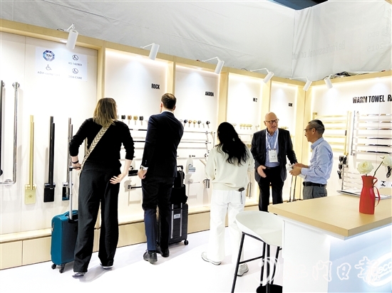 展覽會上，水口衛(wèi)浴企業(yè)以區(qū)域品牌集體亮相，贏得全球客商的廣泛關(guān)注。