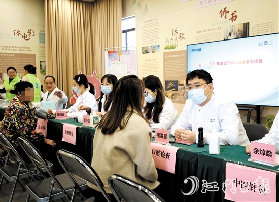 專家團(tuán)隊(duì)耐心解答居民的健康疑問。