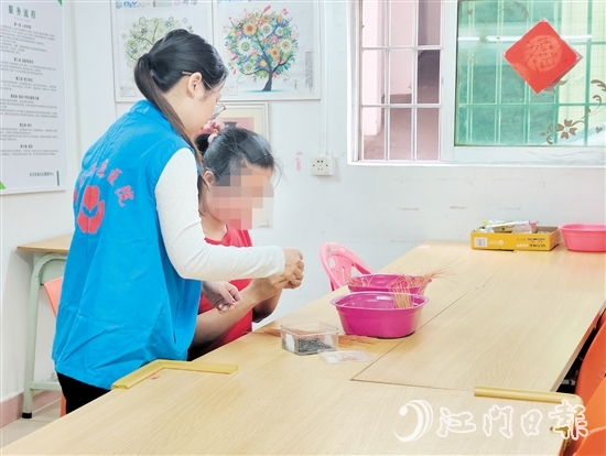 在項(xiàng)目組的用心指導(dǎo)下，小燕的就業(yè)技能越來越嫻熟了。