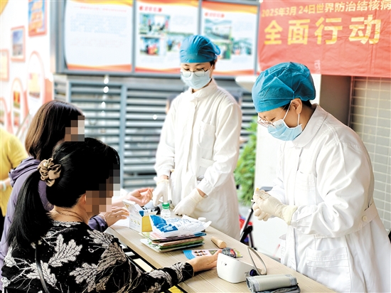 當天還開展了便民服務活動。