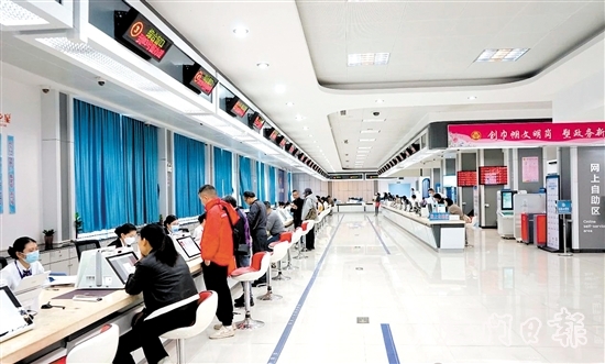 鶴山在政務(wù)服務(wù)賽道上不斷加速，扎實(shí)推進(jìn)“高效辦成一件事”落地實(shí)施，為推動(dòng)經(jīng)濟(jì)社會(huì)高質(zhì)量發(fā)展提供政務(wù)支撐。圖為鶴山市行政服務(wù)大廳。