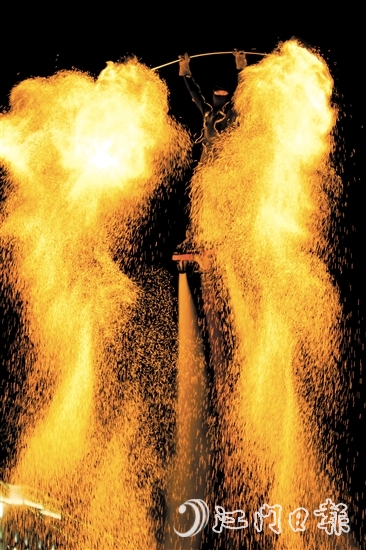 “水上飛人”與火壺表演結(jié)合，帶來別樣視覺享受。