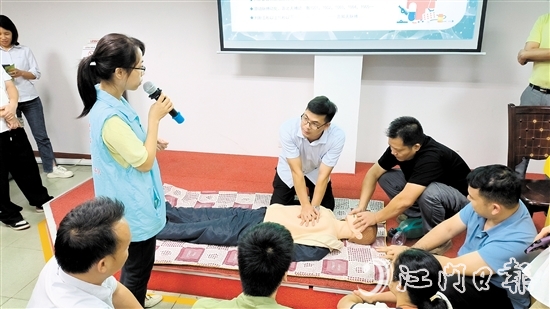 桃源分院把應(yīng)急救助技能培訓(xùn)“搬進(jìn)”企業(yè)，提升企業(yè)職工自救互救能力。