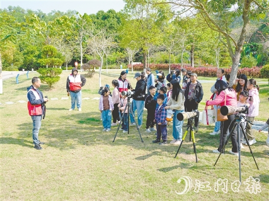 孩子們在學(xué)習(xí)觀鳥技巧。