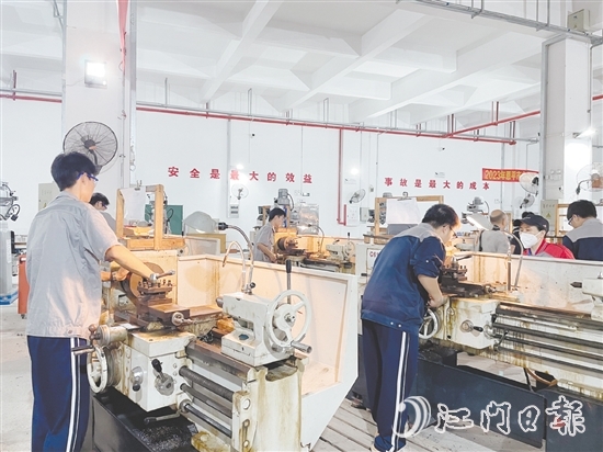 恩平市職業(yè)教育園設置“校中廠”“廠中?！被旌辖虒W區(qū)，引入“雙元制”課程體系，爭創(chuàng)開放型區(qū)域產(chǎn)教融合實踐中心。