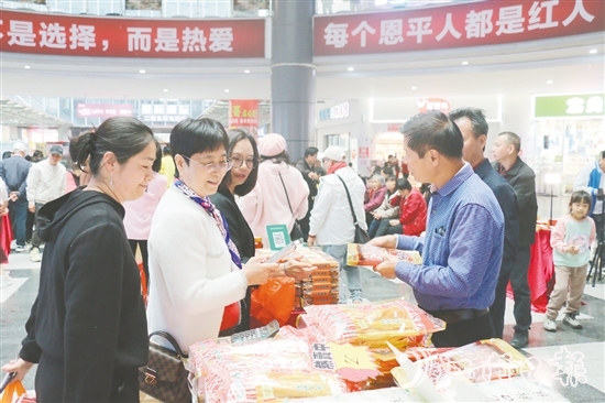 僑胞現(xiàn)場選購恩平農(nóng)產(chǎn)品。