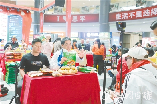 直播團隊在商場開啟“助農(nóng)專場”直播。