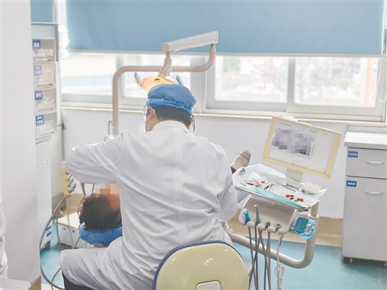 牙齒出現(xiàn)異常疼痛要及時(shí)到醫(yī)院檢查。