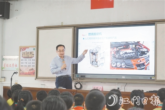 謝鵬云向?qū)W生們介紹燃燒學(xué)的應(yīng)用。