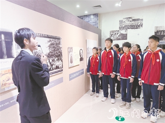 東河中學(xué)學(xué)生走進周文雍陳鐵軍烈士紀念館，聆聽烈士們的革命事跡。