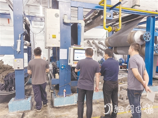 專家團(tuán)隊(duì)調(diào)研企業(yè)用能情況。