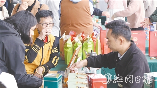 活動現(xiàn)場，游客品嘗大沙茶。