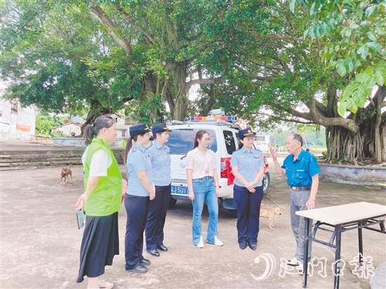 開平市交通運輸局導師駱妙嬋(右二)開展“法治CityWalk”活動，提升村民法治意識。