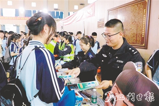 民警向?qū)W生發(fā)放安全知識宣傳資料。