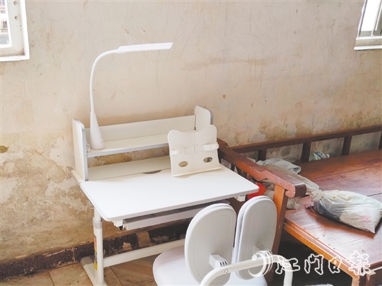 “一米書桌”公益項(xiàng)目為每戶困難家庭配備價(jià)值600元的標(biāo)準(zhǔn)學(xué)習(xí)裝備，切實(shí)改善困難家庭學(xué)子的學(xué)習(xí)環(huán)境。