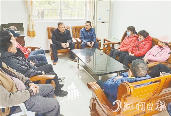 余以碩（中間藍衣者）長期奔走在基層調(diào)解一線，與群眾交流談心。