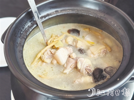 三合煮雞酒是臺(tái)山的一道傳統(tǒng)名菜。