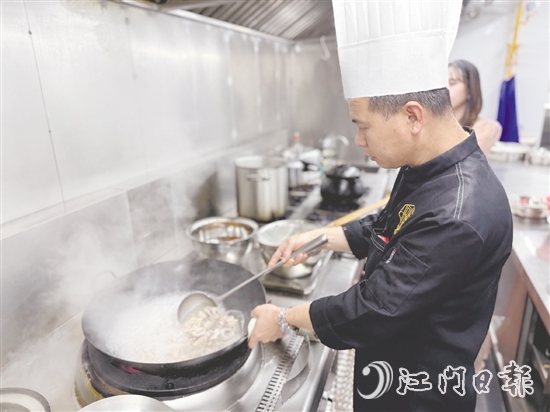 廚師嚴(yán)格精選原材料，確保每一道菜品都是選用新鮮地道的食材。