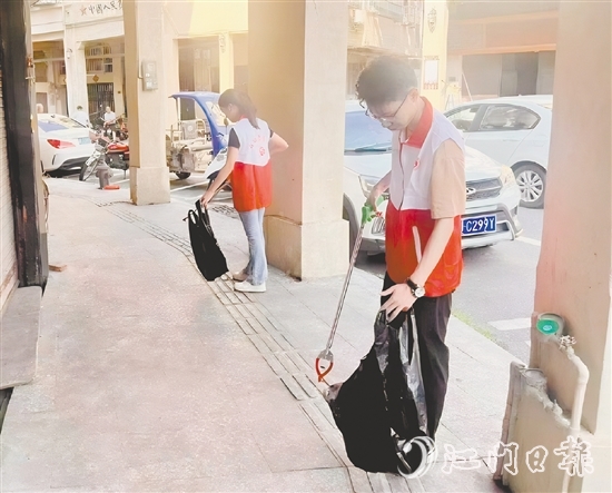 大江鎮(zhèn)團委組織志愿者在轄區(qū)內(nèi)開展人居環(huán)境整治志愿服務(wù)活動。