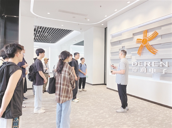 應屆畢業(yè)生走進鶴山市重點企業(yè)，了解企業(yè)人才需求。