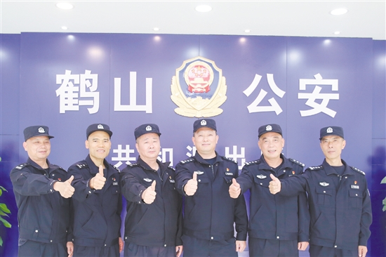 徐敬陽、冼富強、蘇慶平、王國華、麥定權、姚金南（從左至右）在一線發(fā)光發(fā)熱。