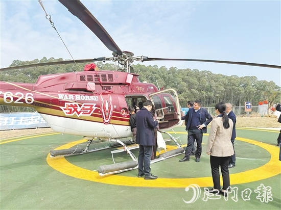 游客在恩平泉林飛行主題館乘坐觀光直升機(jī)。