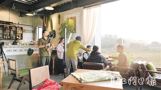 伍浩嶸（左一）與團(tuán)隊(duì)成員在拍攝短片中。