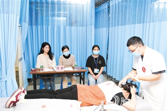 比賽中，選手們進行了針刺、推拿、拔罐、刮痧、艾灸5項中醫(yī)藥適宜技術的較量。