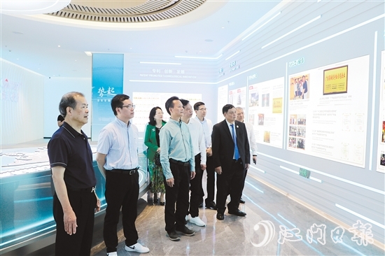 梁煥平（左一）組織商會會員回鄉(xiāng)，鄉(xiāng)親參觀考察恩平市麥克風代表企業(yè)。