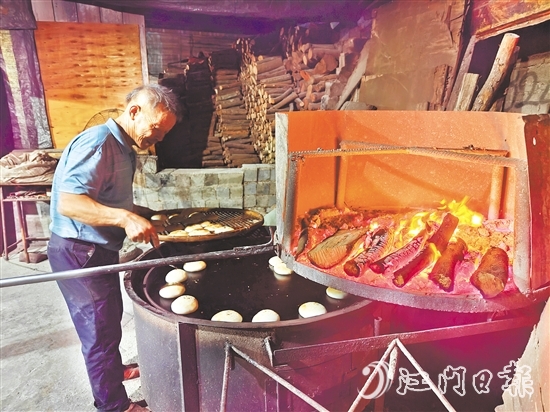 新鮮出爐的恩平燒餅，是恩平人念念不忘的家鄉(xiāng)味道。