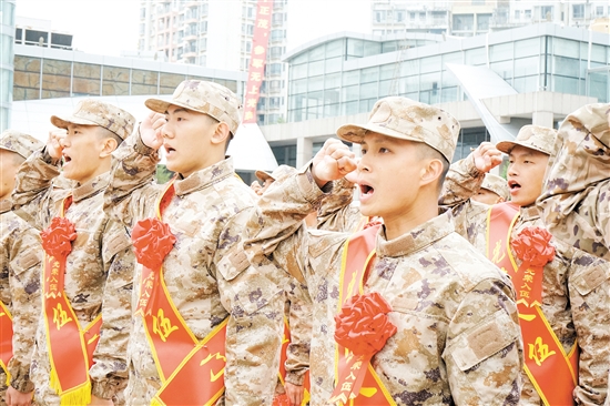 入伍新兵在鄉(xiāng)親們的見證下莊嚴宣誓。