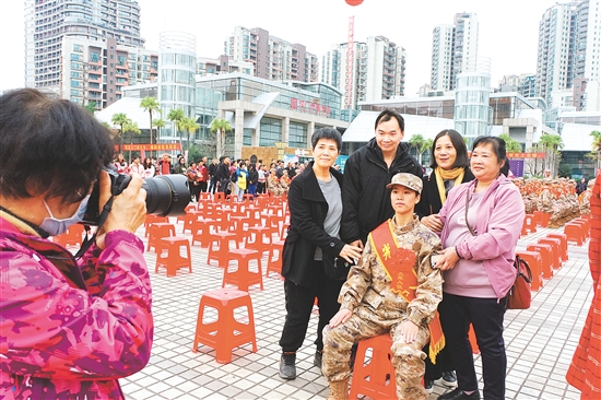 入伍新兵出發(fā)前身著軍裝與家人合影留念。